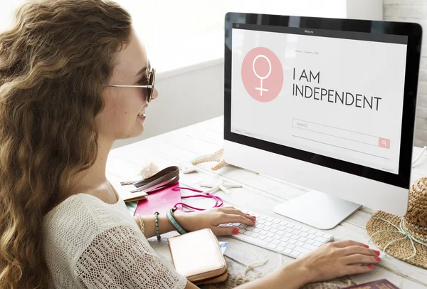 Mujer en la oficina trabajando con el ordenador — Foto de Stock