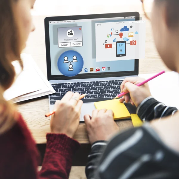 Ragazze che lavorano con il computer portatile — Foto Stock