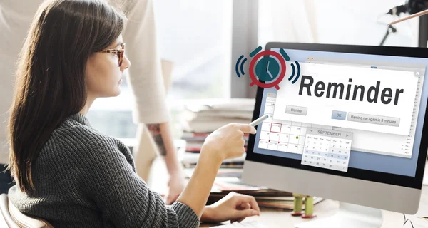 Vrouw weergegeven op de monitor met herinnering — Stockfoto