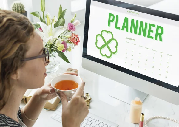 Mujeres sosteniendo taza de té — Foto de Stock