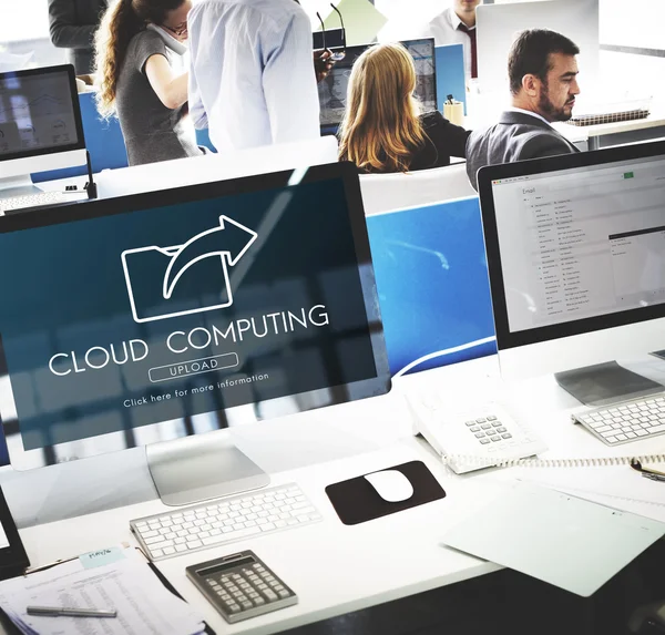 Monitorów komputerowych z Cloud Computing — Zdjęcie stockowe