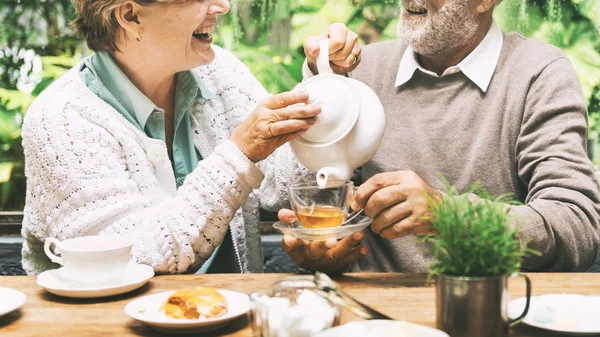 Casal de idosos bebendo chá — Fotografia de Stock