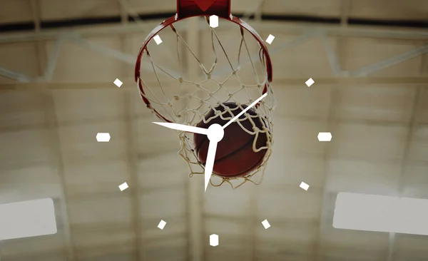 Bola de basquete indo para a rede — Fotografia de Stock