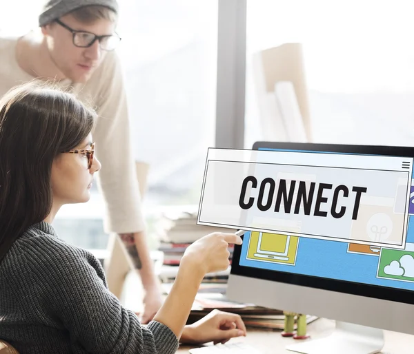 Mujer mostrando en monitor con conectar — Foto de Stock