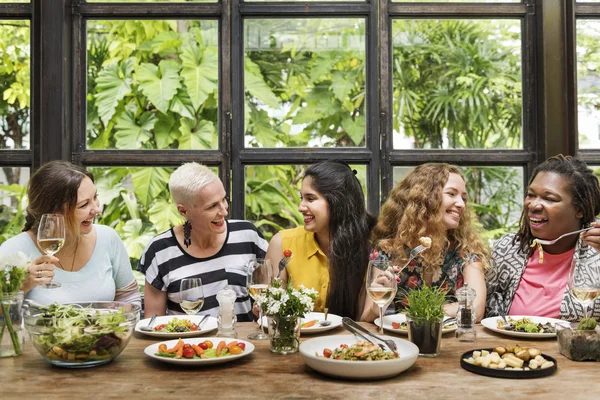 Vrienden die samen tijd doorbrengen — Stockfoto