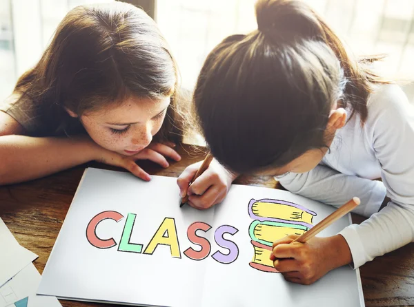 Meisjes tekening in het boek kleurplaten — Stockfoto