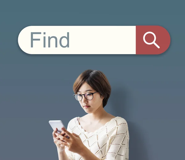 Азиатская девушка смотрит на экран телефона — стоковое фото
