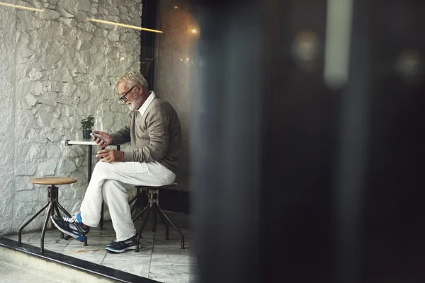 Uomo anziano utilizzando Smart phone — Foto Stock