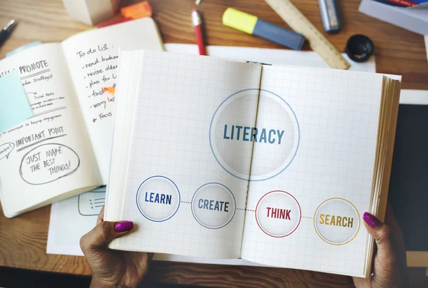 Mujer sosteniendo libro — Foto de Stock