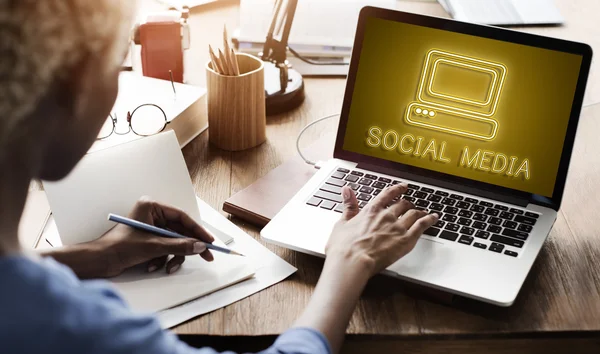 Donna che lavora su laptop con i social media — Foto Stock