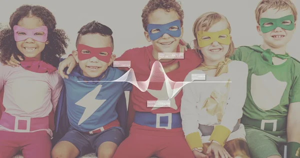 Super-herói crianças brincando juntos — Fotografia de Stock