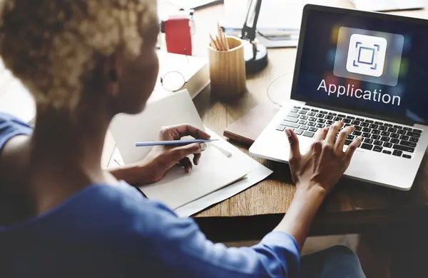 Frau arbeitet mit Anwendung am Laptop — Stockfoto