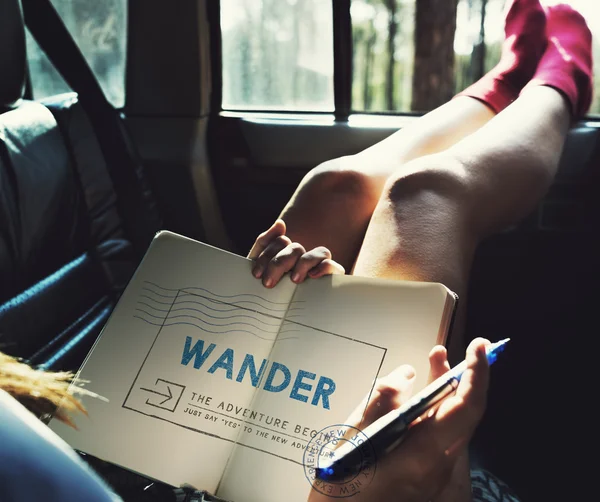 Kobieta leżąc w samochodzie, trzymając pamiętnik — Zdjęcie stockowe