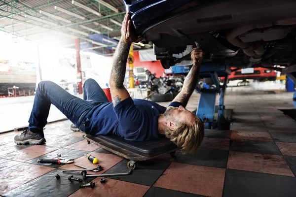 Automechaniker in der Garage — Stockfoto