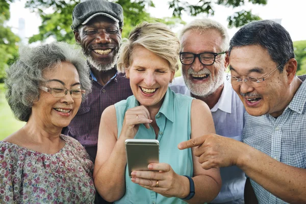 Amici anziani che utilizzano lo smartphone — Foto Stock