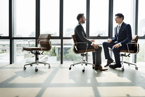 Ofiste çalışan iş adamları.