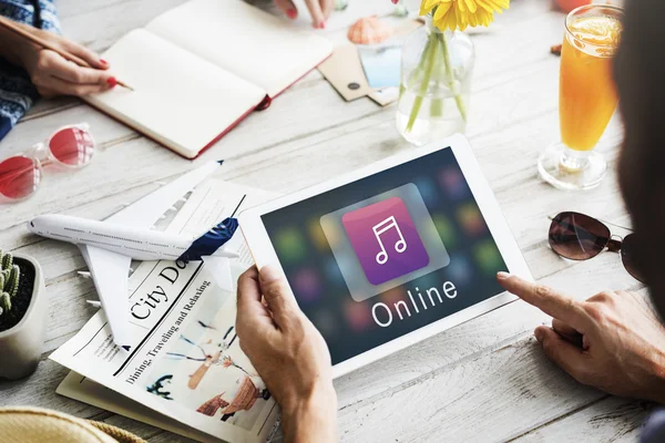 Man using digital tablet — Stock Photo, Image