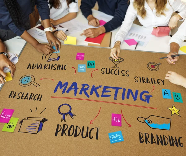 Étudiants brainstorming à l'université — Photo