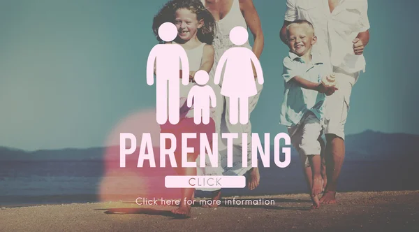 Familia feliz con niños en la playa —  Fotos de Stock