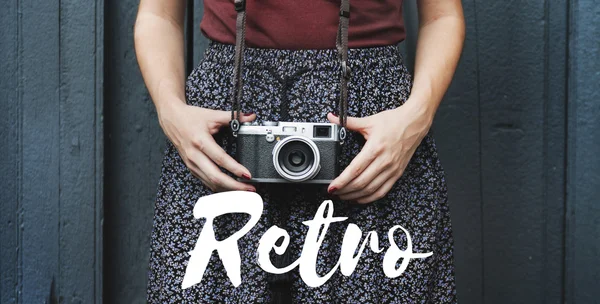 Meisje met vintage camera — Stockfoto