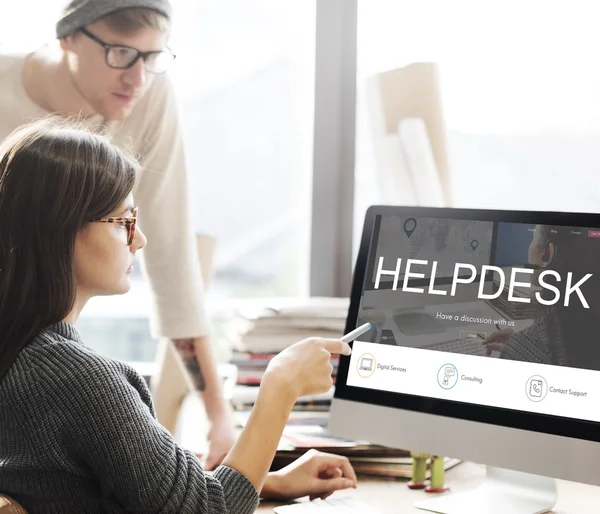 Mulher mostrando no monitor com Helpdesk — Fotografia de Stock