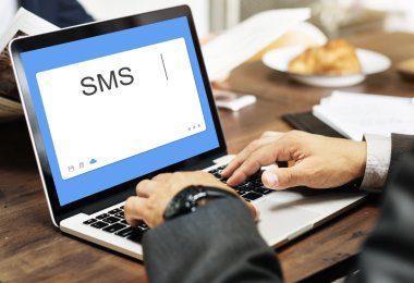 Dizüstü bilgisayar kullanan iş adamı