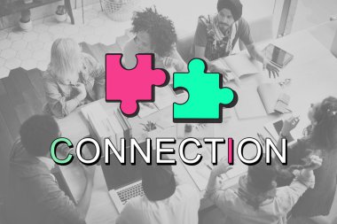 Öğrenciler birlikte beyin fırtınası