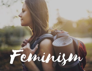 sırt çantası ile genç kız