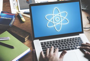 Erkek el dizüstü bilgisayarda yazarak