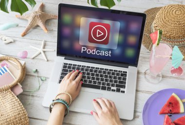 Kadın içinde laptop tarama