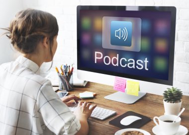 bilgisayar klavyede yazarak kız