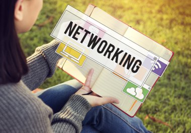 Elinde kağıt defter kadınla