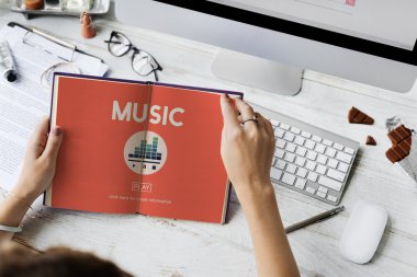Notlar için dizüstü bilgisayar kullanan kişi