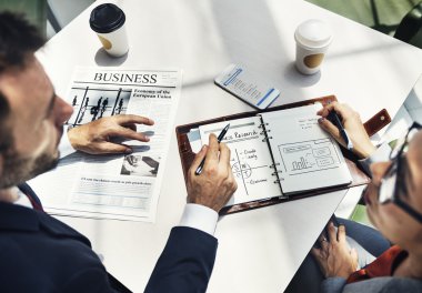 iş adamları birlikte tartışıyor