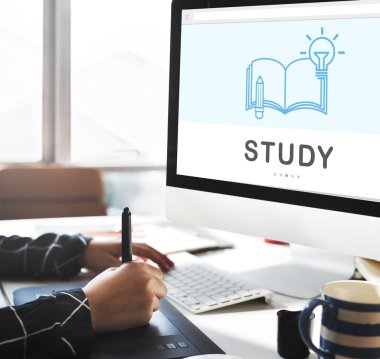 bilgisayar ile çalışan kadın