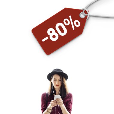 Akıllı telefon tarama şapkalı kadın