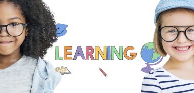 Gülümseyen iki sevimli kız