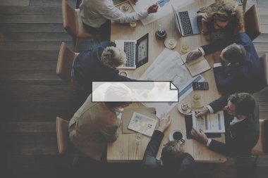 İş ekibi birlikte çalışıyor.