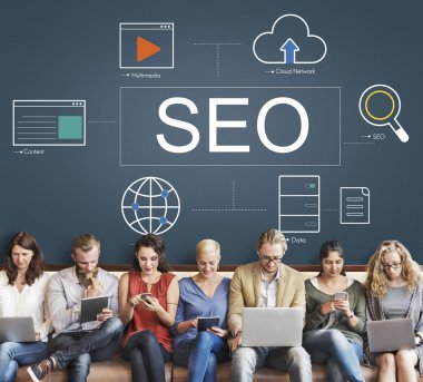 aygıtlar ve Seo ile insanlar oturup