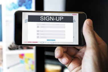 Akıllı telefon tutan adam.