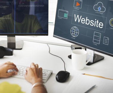 İşadamı bilgisayarda Web sitesi ile çalışma