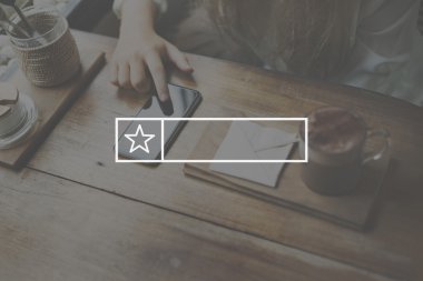 Akıllı telefon kullanan kadın