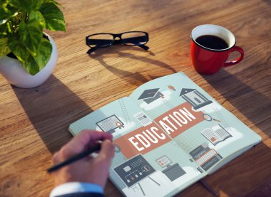 Defterde yazan iş adamı