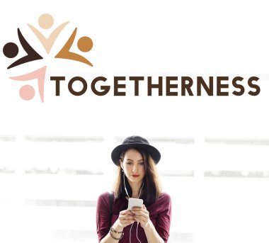 Akıllı telefon tarama şapkalı kadın