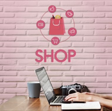 Dizüstü bilgisayarda yazan kadın klavyesi