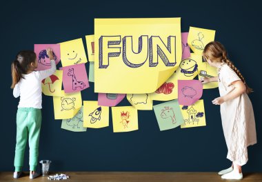 Yazı tahtası üzerinde çizim sevimli küçük kız