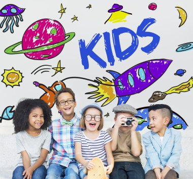 Çocuklar gülüyor ve eğlenin