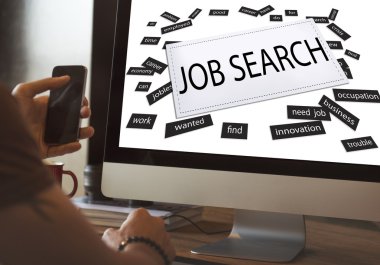 cep telefonu ile çalışan tasarımcı 