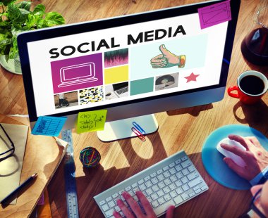 Bilgisayar kullanan adam 