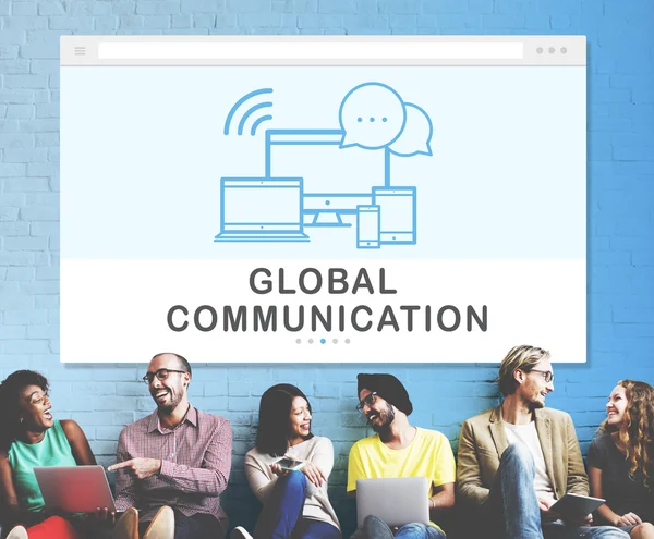 Vrienden van de diversiteit in de buurt van muur met wereldwijde communicatie — Stockfoto